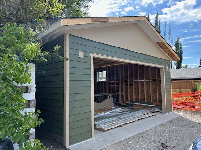 Custom Garage with Hardie Board in Glemorgan Calgary