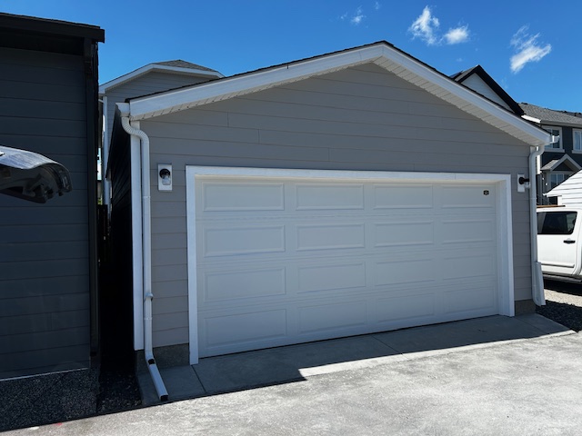 Building garage in Mahogany with Hardie Board and regular roof layout