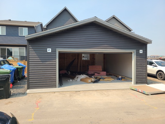 Detached garage in Seton